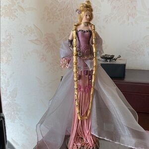 Gold necklace with matching bracelet